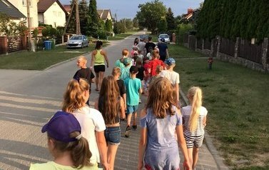 Spacer z dziećmi ulicami Zblewa przed kolacją